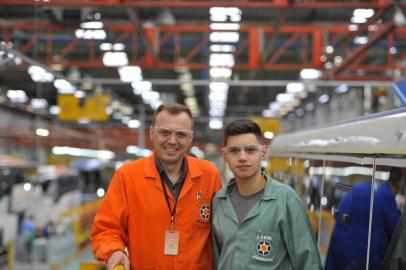  CAXIAS DO SUL, RS, BRASIL, 26/11/2019Escola de Formação Profissional Marcopolo:Filho segue os passos do pai e entra na escola de Formação profissional Marcopolo.Alecsandro Chiodelli, 38 anos, supervisor de produção na MarcopoloAlex Castro Chiodelli, 18 anos, aluno da Escola de Formação Profissional Marcopolo(Lucas Amorelli/Agência RBS)