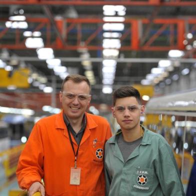  CAXIAS DO SUL, RS, BRASIL, 26/11/2019Escola de Formação Profissional Marcopolo:Filho segue os passos do pai e entra na escola de Formação profissional Marcopolo.Alecsandro Chiodelli, 38 anos, supervisor de produção na MarcopoloAlex Castro Chiodelli, 18 anos, aluno da Escola de Formação Profissional Marcopolo(Lucas Amorelli/Agência RBS)