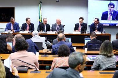 Câmara dos Deputados instala CPI sobre vazamento de óleo no Nordeste.