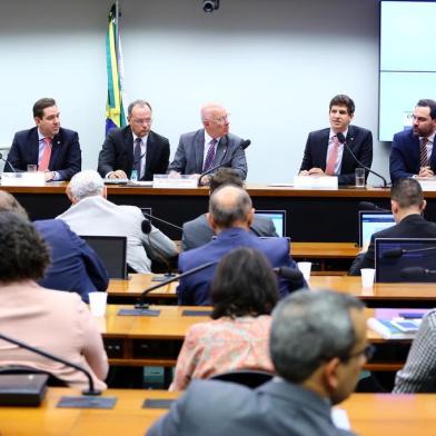 Câmara dos Deputados instala CPI sobre vazamento de óleo no Nordeste.