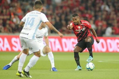 Campeonato Brasileiro SÃÂ©rie A - ATHLETICO X GRÃÅ MIO. NikÃÂ£o, do Athletico Paranaense, dribla a zaga do GrÃÂªmio. (Foto: JosÃÂ© Tramontin/Zimel Press/Lancepress!)