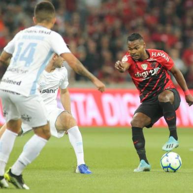 Campeonato Brasileiro SÃÂ©rie A - ATHLETICO X GRÃÅ MIO. NikÃÂ£o, do Athletico Paranaense, dribla a zaga do GrÃÂªmio. (Foto: JosÃÂ© Tramontin/Zimel Press/Lancepress!)