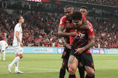 CURITIBA (PR), 27/11/2019 - ATHLETICO PR X GREMIO RS - Marcio Azevedo do Athletico,  durante a partida, entre Athletico e Gremio valida pela 35Âª rodada do Campeonato Brasileiro 2019 serie A, realizada no Estadio Arena da Baixada, na noite desta quarta-feira dia 27 na cidade de Curitiba - Parana. (Foto: Enio Margarida/Photo Premium/Lancepress!) 