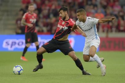 CURITIBA, PR - 27.11.2019: ATHLETICO E GRÊMIO - Wellington e Alisson durante Athletico e Grêmio. Partida válida pela 35ª rodada do Campeonato Brasileiro 2019. Arena da Baixada. Curitiba, PR. (Foto: Reinaldo Reginato/Fotoarena/Lancepress!)