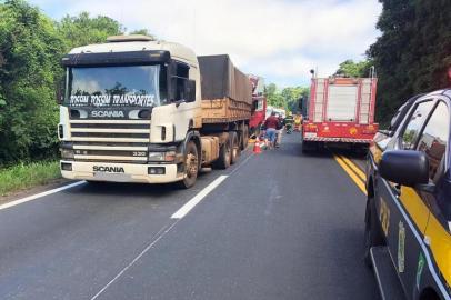 Homem morre em colisão entre dois caminhões na BR-386, em Pouso Novo, no km 308