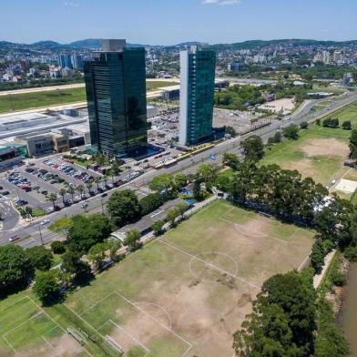  A prefeitura de Porto Alegre pretende adquirir uma área que é do Grêmio. Neste local funciona uma escolinha de futebol, mas a prefeitura quer transformar a área em um novo espaço revitalizado da orla do GuaíbaLocal: Lagoa Dos Patos