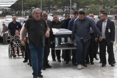 Corpo de Gugu chega Ã  Alesp SÃO PAULO, SP, 28.11.2019: GUGU-VELÓRIO-SP - Movimentação durante o velório de Gugu Liberato na Alesp (Assembleia Legislativa do Estado de São Paulo), nesta quinta (28). O apresentador teve a morte confirmada na noite da última sexta-feira (22), após ele passar dois dias internado em um hospital de Orlando, na Flórida (EUA). (Foto: Mauricio Camargo/Eleven/Folhapress)