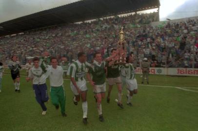 Juventude campeão da série B do Campeonato Brasileiro, em 1994, contra o Goiás. Volta Olímpica no Alfredo Jaconi.No. 8711