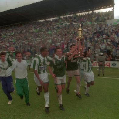 Juventude campeão da série B do Campeonato Brasileiro, em 1994, contra o Goiás. Volta Olímpica no Alfredo Jaconi.No. 8711