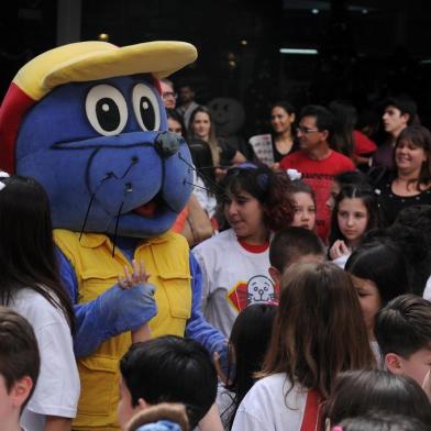  CAXIAS DO SUL, RS, BRASIL, 28/11/2019 - Crianças e adolescentes que tiveram seus trabalhos publicados na edição 2019 do projeto Seja Jornalista por um dia, recebem a premiação. O evento teve espaço no Martcenter e contou com a apresentação do ator e diretor Davi de Souza. (Marcelo Casagrande/Agência RBS)