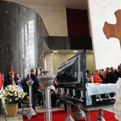 Morte Gugu LiberatoSÃO PAULO,SP,28.11.2019:MORTE-GUGU-LIBERATO-VELÓRIO-ASSEMBLEIA - Velório do apresentador Antônio Augusto Moraes Liberato, conhecido como Gugu Liberato na Assembleia Legislativa de São Paulo (SP), nesta quinta-feira (28). Gugu morreu aos 60 anos, na semana passada em Orlando, nos Estados Unidos, após um acidente doméstico. O avião com o corpo chegou ao Aeroporto de Viracopos em Campinas (SP), na manhã de hoje. (Foto: Wagner Souza/Futura Press/Folhapress)