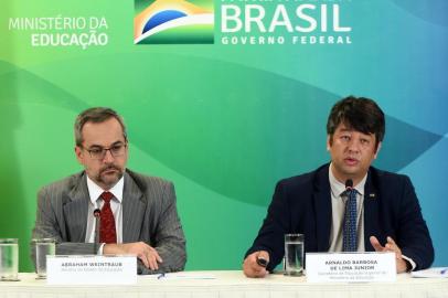 MEC anuncia saída do Brasil de setor educacional do Mercosul. Na foto, Abraham Weintraub (e) e Arnaldo Barbosa de Lima Junior.