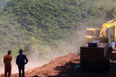 As rochas que serão derrubadas da encosta no km 43 da RS-122, em Farroupilha, têm aproximadamente o dobro do volume de tudo o que foi recolhido sobre a pista na primeira etapa dos trabalhos de desobstrução da estrada