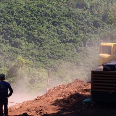 As rochas que serão derrubadas da encosta no km 43 da RS-122, em Farroupilha, têm aproximadamente o dobro do volume de tudo o que foi recolhido sobre a pista na primeira etapa dos trabalhos de desobstrução da estrada