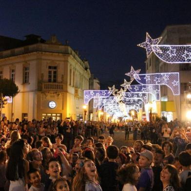 Festas de Natal movimentam cidades da Serra. Desfile da Apae em Garibaldi 