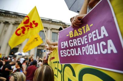  PORTO ALEGRE, RS, BRASIL, 26-11-2019: Assembleia do CPERS em frente ao Palácio do Piratini, na Praça da Matriz em Porto Alegre. Professores e servidores do estado mantiveram a greve (FOTO FÉLIX ZUCCO/AGÊNCIA RBS, Editoria de Notícias).