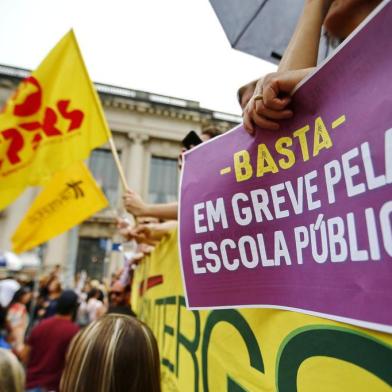  PORTO ALEGRE, RS, BRASIL, 26-11-2019: Assembleia do CPERS em frente ao Palácio do Piratini, na Praça da Matriz em Porto Alegre. Professores e servidores do estado mantiveram a greve (FOTO FÉLIX ZUCCO/AGÊNCIA RBS, Editoria de Notícias).