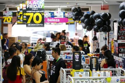  PORTO ALEGRE, RS, BRASIL 29/11/2019 - Black Friday, ambiental com movimentação e cases. (FOTO: ROBINSON ESTRÁSULAS/AGÊNCIA RBS)