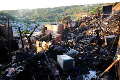 CAXIAS DO SUL, RS, BRASIL, 29/11/2019. Um incêndio destruiu doze casas de madeira na Rua das Bordadeiras, no bairro Belo Horizonte, em Caxias do Sul. As chamas começaram por volta das 20h50min desta quinta-feira (28). Giovani Campos perdeu a casa onde residia com a mulher e dois filhos. (Porthus Junior/Agência RBS)