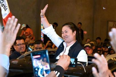 Peruvian politician Keiko Fujimori waves to supporters as she is released from prison in Lima on November 29, 2019. - Peru opposition leader Keiko Fujimori was released from prison Friday after spending 13 months in pre-trial detention in a corruption case linked to Brazilian construction giant Odebrecht. (Photo by Cris BOURONCLE / AFP)