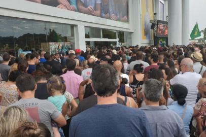 A aguardada loja da Havan em Viamão, na Região Metropolitana, foi inaugurada neste sábado (30). Centenas de pessoas se aglomeraram para serem as primeiras a entrar no estabelecimento, o 137º da rede no Brasil. Com 17 mil metros quadrados, a unidade teve um investimento de R$ 25 milhões e gerou cerca de 200 empregos.