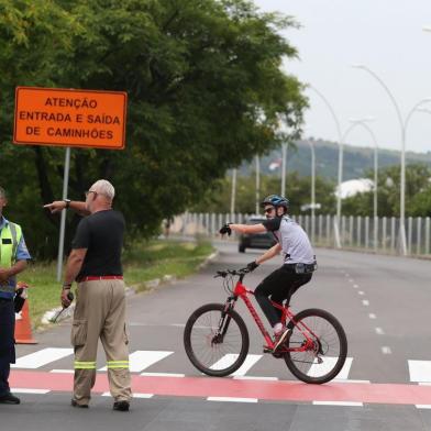  PORTO ALEGRE- RS- BRASIL- 30/11/2019- Começaram neste sábado (30) as alterações no trânsito na Avenida Edvaldo Pereira Paiva (Beira-Rio), na zona sul de Porto Alegre. Habitualmente usada para lazer, a pista no sentido centro-bairro está liberada para o tráfego de caminhões que trabalham nas obras da orla do Guaíba, e também para outros veículos. FOTO FERNANDO GOMES/ ZERO HORA.