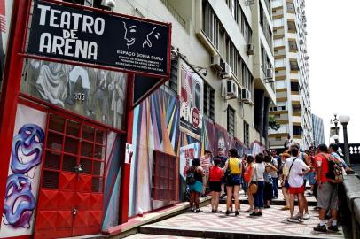  PORTO ALEGRE- RS - BRASIL- 30/11/2019- 1ª Caio Fernando Abreu Free Walking Tour-  Uma caminhada em homenagem a Caio Fernando Abreu integra uma agenda que pautará o tema HIV/AIDS. Saindo da Livraria Baleia,  o evento passará por pontos como Teatro de Arena, Esquina Maldita e Parque Farroupilha. FOTO FERNANDO GOMES/ZERO HORA.