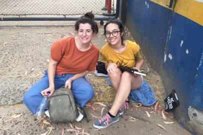 Terceiro dia do vestibular da Universidade Federal do Rio Grande do Sul (UFRGS). Na foto, candidatas Taísa Bamberg Machado, 18 anos (à esquerda), e Isabella Mello (à direita), 17 anos, concorrentes a uma vaga em Psicologia. 