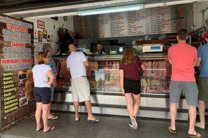 Em meio ao mercado globalizado, transações econômicas aparentemente longínquas estão afetando algo de sagrado para gaúchos: o churrasco. Após o aumento da exportação da carne brasileira para a China, o preço do produto está com forte aumento em nosso país ¿ a tal ponto de gaúchos repensarem o preparo do tradicional prato gaudério e o problema chegar à mesa do presidente Jair Bolsonaro. Na manhã deste domingo (1º), GaúchaZH percorreu açougues em quatro bairros de Porto Alegre e constatou que consumidores mudaram hábitos de consumo para não serem penalizados no bolso. Na imagem, Casa de Carnes Calvin, no bairro Santo Antônio.