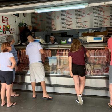 Em meio ao mercado globalizado, transações econômicas aparentemente longínquas estão afetando algo de sagrado para gaúchos: o churrasco. Após o aumento da exportação da carne brasileira para a China, o preço do produto está com forte aumento em nosso país ¿ a tal ponto de gaúchos repensarem o preparo do tradicional prato gaudério e o problema chegar à mesa do presidente Jair Bolsonaro. Na manhã deste domingo (1º), GaúchaZH percorreu açougues em quatro bairros de Porto Alegre e constatou que consumidores mudaram hábitos de consumo para não serem penalizados no bolso. Na imagem, Casa de Carnes Calvin, no bairro Santo Antônio.