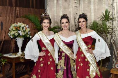 Nova Roma do Sul lança programação da La Prima Vendemmia 2020. O trio Jéssica Vanzin, Milena Stefan Volpato (centro) e Fernanda Cadoná divulgará a 14ª edição da La Prima Vendemmia.