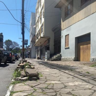 Calçada na Rua Matteo Gianella aguarda por reforma. Foto do projeto Família Pedrosa, a Família Pedestre.