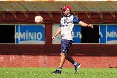  CAXIAS DO SUL, RS, BRASIL, 08/11/2019. Treino do Caxias no estádio Centenário. O Caxias se prepara para o segundo jogo da semifinal da Copa Seu Verari, contra o Pelotas. Na foto, técnico Rafael Lacerda. (Porthus Junior/Agência RBS)Indexador: ANTONIO VALIENTE                