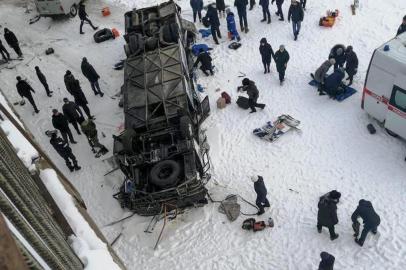 A picture obtained from the Instagram account of dtp38rus shows a bus crash site at Kuenga River, some 60 km from Sretensk, Siberia on December 1st, 2019. - A passenger bus plunged off a bridge onto a frozen river in Siberia on December 1, killing 19 of the more than 40 people on board, authorities said. A tyre on the bus burst as it was crossing the bridge over the Kuenga river in eastern Siberias Zabaikalsky region. The vehicle, which was travelling from Sretensk to Chita, skidded off the road and onto the ice. (Photo by STRINGER / INSTAGRAM ACCOUNT OF DTP38RUS / AFP)