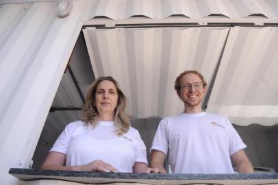 CAXIAS DO SUL, RS, BRASIL (28/11/2019)Sorveteria do Parque inaugura dia 30. Na foto, Emanoel Henrique Portella e sua mae Rosangela, donos da sorveteria. (Antonio Valiente/Agência RBS)