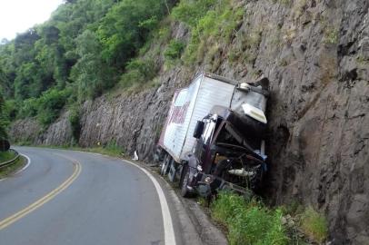 Caminhão fica destruído em acidente na RS-122, em Flores da Cunha