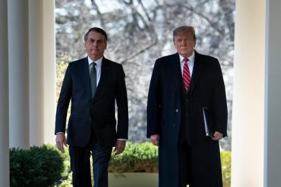  Brazils President Jair Bolsonaro and US President Donald Trump walk to a press conference in the Rose Garden of the White House March 19, 2019 in Washington, DC. (Photo by Brendan Smialowski / AFP)Editoria: POLLocal: WashingtonIndexador: BRENDAN SMIALOWSKISecao: politics (general)Fonte: AFPFotógrafo: STF