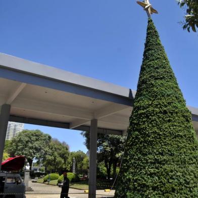  CAXIAS DO SUL, RS, BRASIL, 02/12/2019Decoração de natal na prefeitura começa hoje e deve colocar o laço no prédio amanhã.(Lucas Amorelli/Agência RBS)