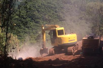 Trabalhos de perfuração no alto de encosta na RS-122, em Farroupilha.