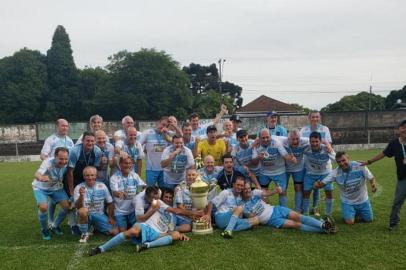 A equipe do União Forquetense sagrou-se campeã da categoria super sênior da 31ª Copa União de Clubes, neste sábado (30). A equipe venceu o Minuano no primeiro jogo, pelo placar de 2 a 0, e, com isso, conquistou o tricampeonato depois do empate em 0 a 0, em Fazenda Souza.