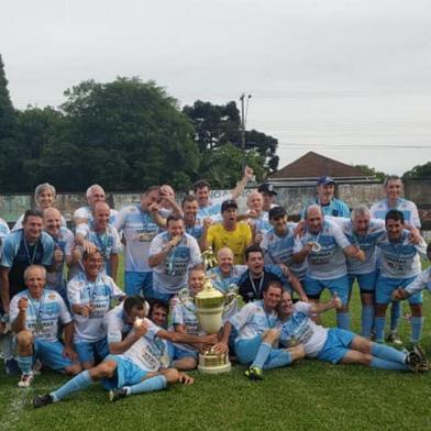 A equipe do União Forquetense sagrou-se campeã da categoria super sênior da 31ª Copa União de Clubes, neste sábado (30). A equipe venceu o Minuano no primeiro jogo, pelo placar de 2 a 0, e, com isso, conquistou o tricampeonato depois do empate em 0 a 0, em Fazenda Souza.