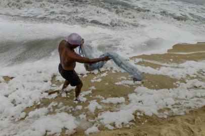  A fisherman retrieves fish from his net as foamy discharge, caused by pollutants, mixes with surf on a beach in Chennai on December 02, 2019. - A menacing white foam covered one of Indias most famous beaches in Chennai for the fourth straight day on December 2 creating a new pollution hazard for the country. (Photo by Arun SANKAR / AFP)Editoria: ENVLocal: ChennaiIndexador: ARUN SANKARSecao: environmental pollutionFonte: AFPFotógrafo: STR