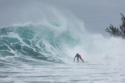 Lululemon Maui Pro - Womens WSL Championship 2019MAUI, UNITED STATES - DECEMBER 1: Silvana Lima of Brazil advances directly to Round 3 of the 2019 Lululemon Maui Pro after placing second in Heat 2 of Round 1 at Honolulu Bay on December 1, 2019 in Maui, United States.  (Photo by Kelly Cestari/WSL via Getty Images)Editoria: SLocal: KapaluaIndexador: Kelly CestariSecao: ASU, SPO, WATFonte: World Surf LeagueFotógrafo: Contributor