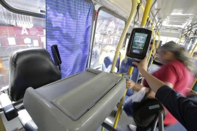  CANOAS - BRASIL - Ônibus sem cobrador.Reportagem faz levantamento das cidades da Região Metropolitana que utilizam ônibus sem cobradores.(FOTO: LAURO ALVES/AGENCIA RBS)