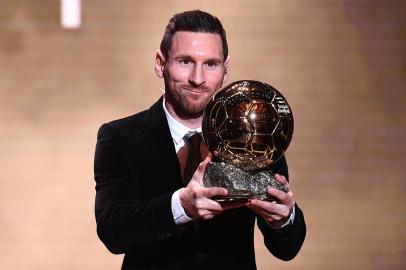  Barcelonas Argentinian forward Lionel Messi reacts after winning the Ballon dOr France Football 2019 trophy at the Chatelet Theatre in Paris on December 2, 2019. - Lionel Messi won a record-breaking sixth Ballon dOr on Monday after another sublime year for the Argentinian, whose familiar brilliance remained undimmed even through difficult times for club and country. (Photo by FRANCK FIFE / AFP)Editoria: SPOLocal: Théâtre du ChâteletIndexador: FRANCK FIFESecao: soccerFonte: AFPFotógrafo: STF