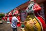 Artistas customizam papais-noéis gigantes que vão enfeitar Porto Alegre