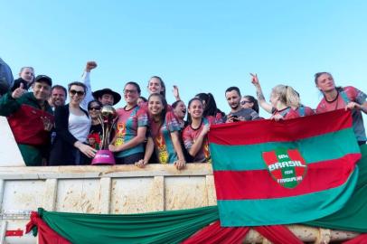  O time feminino do Brasil-Fa conquistou o seu principal objetivo da temporada. Ao vencer o Oriente por 2 a 1, ontem, no Estádio Cristo Rei, em São Leopoldo, pelo Gauchão Feminino, a equipe rubro-verde garantiu o título do Interior e, de quebra, uma vaga no Campeonato Brasileiro Série A2, em 2020.