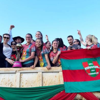  O time feminino do Brasil-Fa conquistou o seu principal objetivo da temporada. Ao vencer o Oriente por 2 a 1, ontem, no Estádio Cristo Rei, em São Leopoldo, pelo Gauchão Feminino, a equipe rubro-verde garantiu o título do Interior e, de quebra, uma vaga no Campeonato Brasileiro Série A2, em 2020.