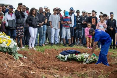 Jovem morto em baile funk Ã© enterradoSÃO PAULO, SP, 02.12.2019 - VIOLÊNCIA-SP - O corpo de Denys Henrique Quirino da Silva, 16, é sepultado no cemitério da Nova Cachoeirinha, na zona norte da capital, nesta segunda-feira (2). O garoto foi morto após operação policial em baile funk na comunidade de Paraisópolis. (Foto: Danilo Verpa/Folhapress)