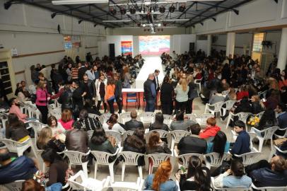  CAXIAS DO SUL, RS, BRASIL, 28/06/2016. A 18ª edição da Maratona de Moda do curso de Design de Moda tem como destaque o Prêmio UCS/Sultextil, que dá uma viagem a Paris ao aluno vencedor. O júri do 33º Prêmio UCS Sultextil é composto pela estilista Glória Coelho, Olivia Merquior, consultora, Gabriela Basso, designer, Andressa Oestreich, jornalista, e Edson Busin, especialista em marketing.(Diogo Sallaberry/Agência RBS)